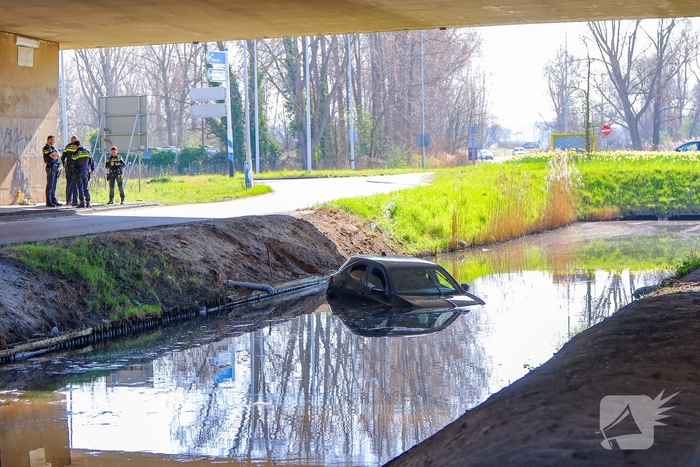 Auto te water bij snelwegafrit