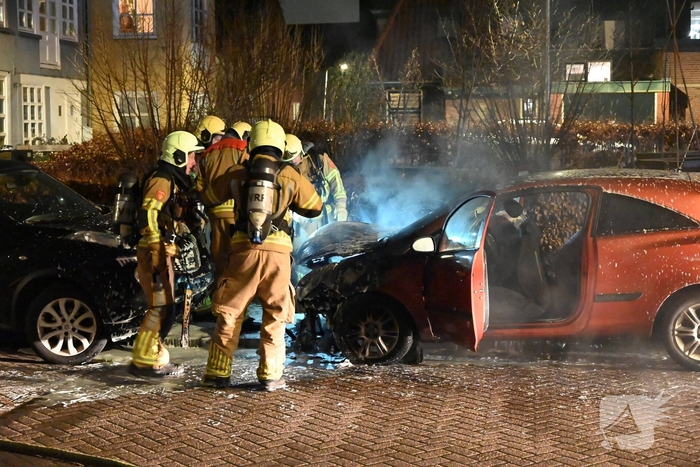 Twee voertuigen beschadigd door brand