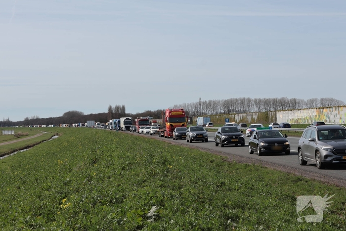 Eenzijdig ongeval leidt tot verkeersongevallen op drukke snelweg