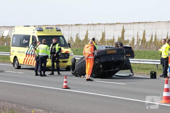 Eenzijdig ongeval leidt tot verkeersongevallen op drukke snelweg