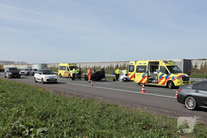 Eenzijdig ongeval leidt tot verkeersongevallen op drukke snelweg