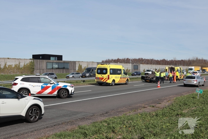 Eenzijdig ongeval leidt tot verkeersongevallen op drukke snelweg