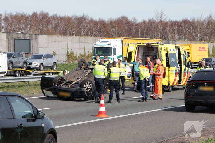 Eenzijdig ongeval leidt tot verkeersongevallen op drukke snelweg