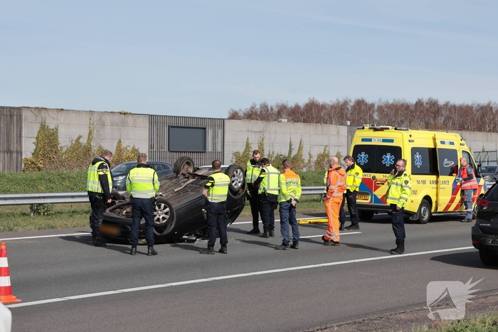 Eenzijdig ongeval leidt tot verkeersongevallen op drukke snelweg