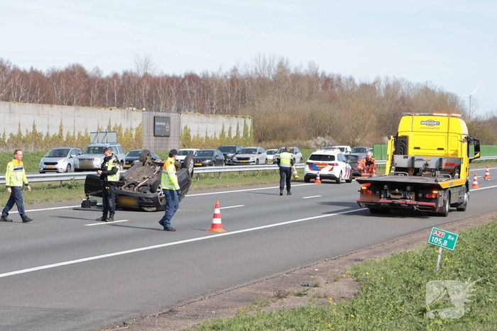 Eenzijdig ongeval leidt tot verkeersongevallen op drukke snelweg
