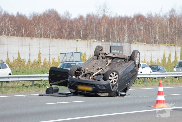Eenzijdig ongeval leidt tot verkeersongevallen op drukke snelweg