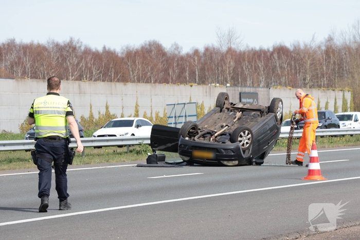 Eenzijdig ongeval leidt tot verkeersongevallen op drukke snelweg