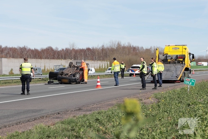 Eenzijdig ongeval leidt tot verkeersongevallen op drukke snelweg