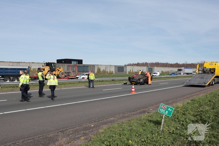 Eenzijdig ongeval leidt tot verkeersongevallen op drukke snelweg