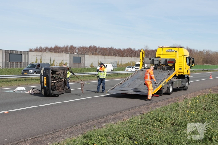 Eenzijdig ongeval leidt tot verkeersongevallen op drukke snelweg
