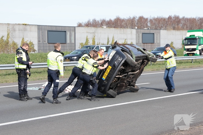 Eenzijdig ongeval leidt tot verkeersongevallen op drukke snelweg