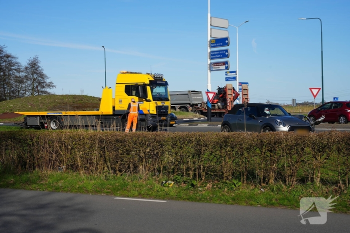 Auto botst met aanhanger