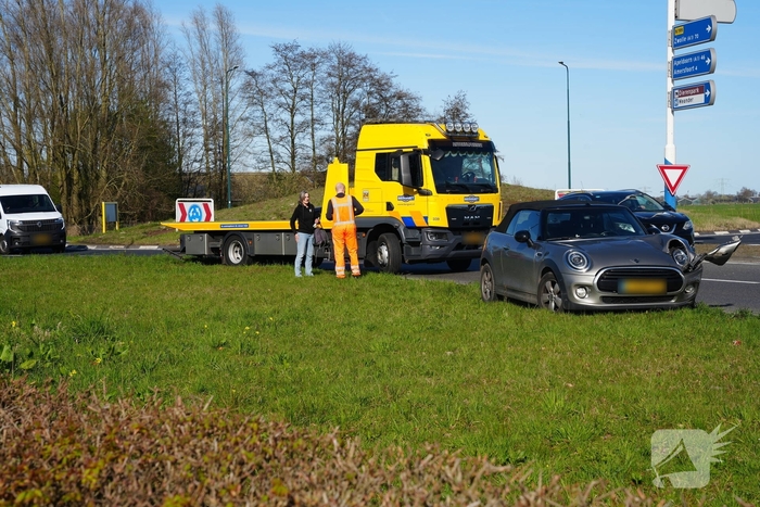 Auto botst met aanhanger