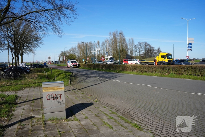 Auto botst met aanhanger