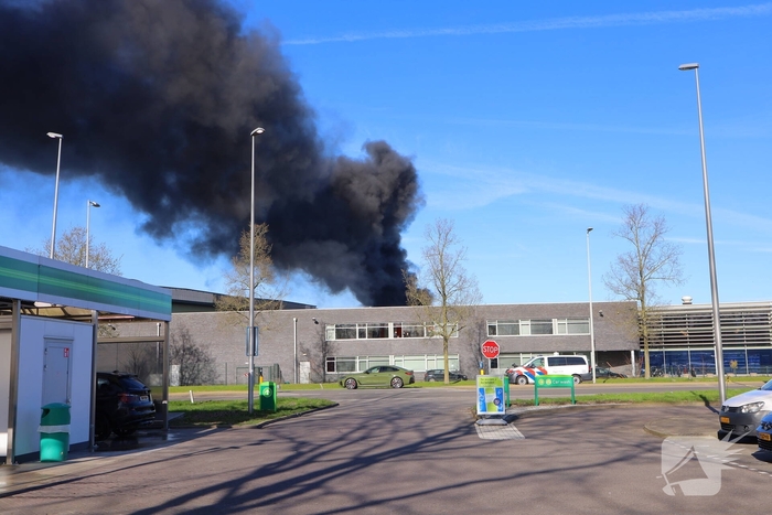 Voertuigbrand leidt tot grote inzet van hulpdiensten