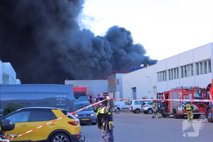 Voertuigbrand leidt tot grote inzet van hulpdiensten