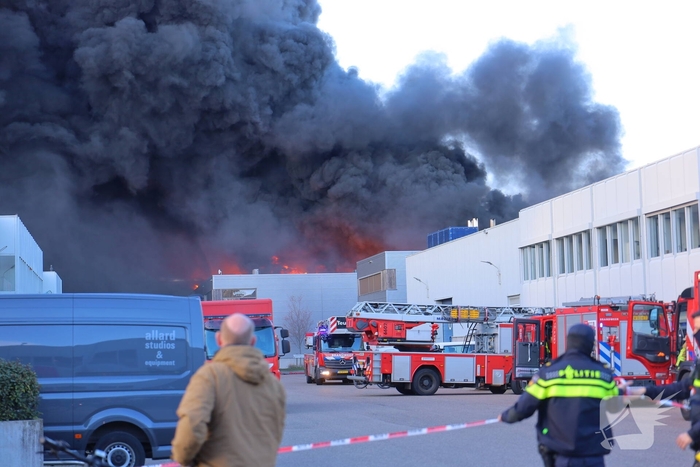 Voertuigbrand leidt tot grote inzet van hulpdiensten