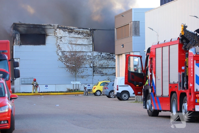 Voertuigbrand leidt tot grote inzet van hulpdiensten