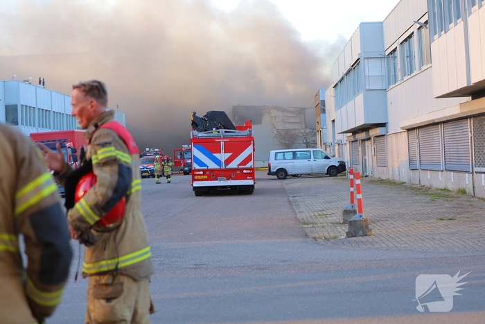 Voertuigbrand leidt tot grote inzet van hulpdiensten