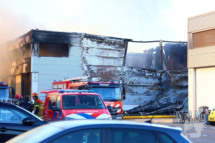 Voertuigbrand leidt tot grote inzet van hulpdiensten