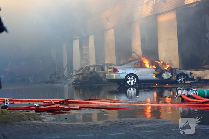 Voertuigbrand leidt tot grote inzet van hulpdiensten
