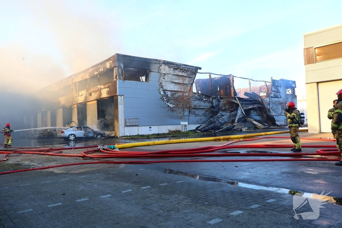 Voertuigbrand leidt tot grote inzet van hulpdiensten