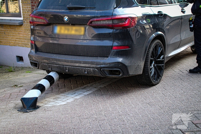 Auto botst tegen woning na aanrijding met paal