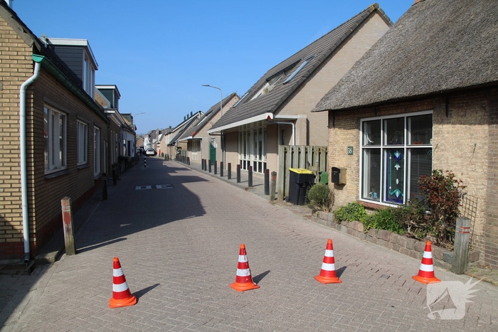 Auto botst tegen woning na aanrijding met paal