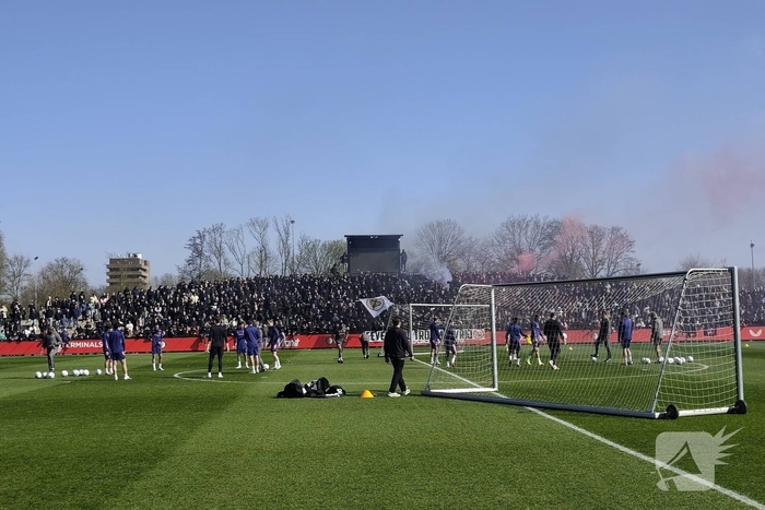 Feyenoord traint met steun van fans voor Klassieker tegen Ajax