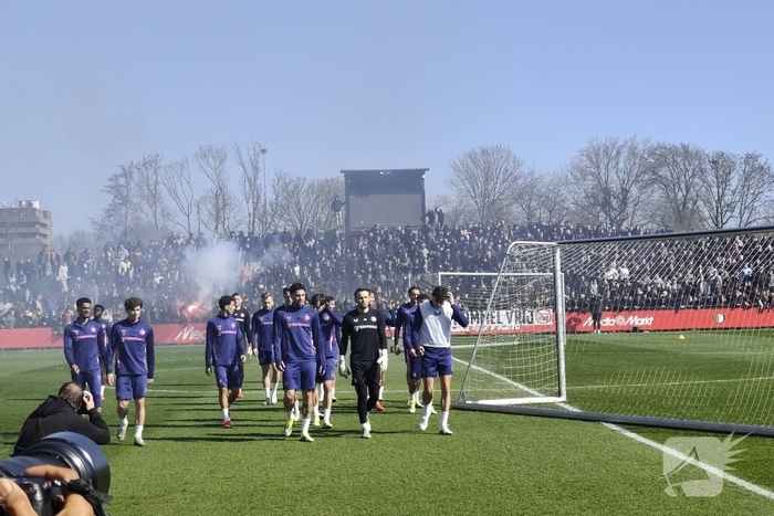 Feyenoord traint met steun van fans voor Klassieker tegen Ajax