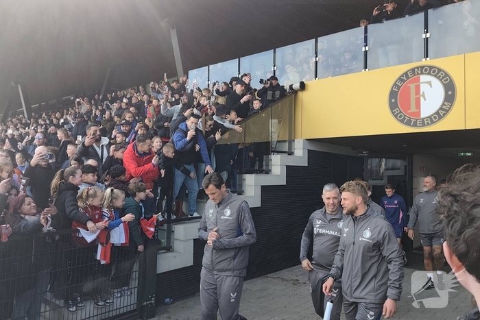 Feyenoord traint met steun van fans voor Klassieker tegen Ajax