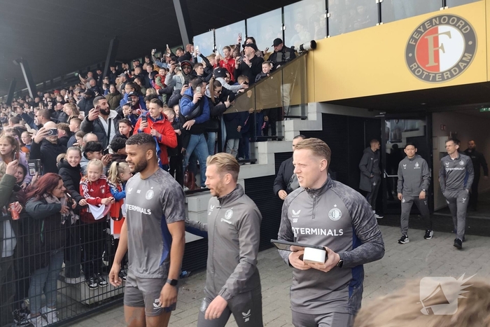 Feyenoord traint met steun van fans voor Klassieker tegen Ajax