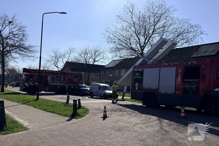Vogel vast in spouwmuur, brandweer in actie