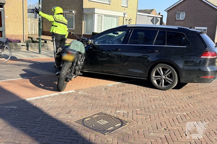 Motorrijder gewond bij aanrijding met auto