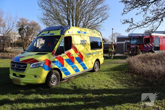 Ambulance vast in het gras, brandweer schiet te hulp