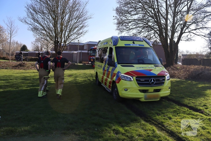 Ambulance vast in het gras, brandweer schiet te hulp