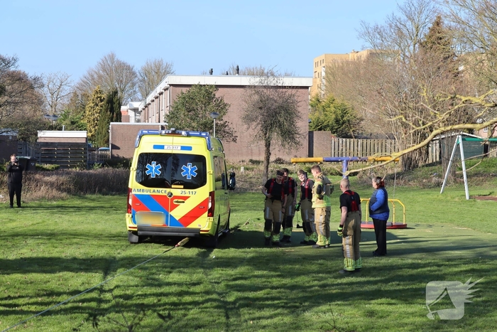 Ambulance vast in het gras, brandweer schiet te hulp