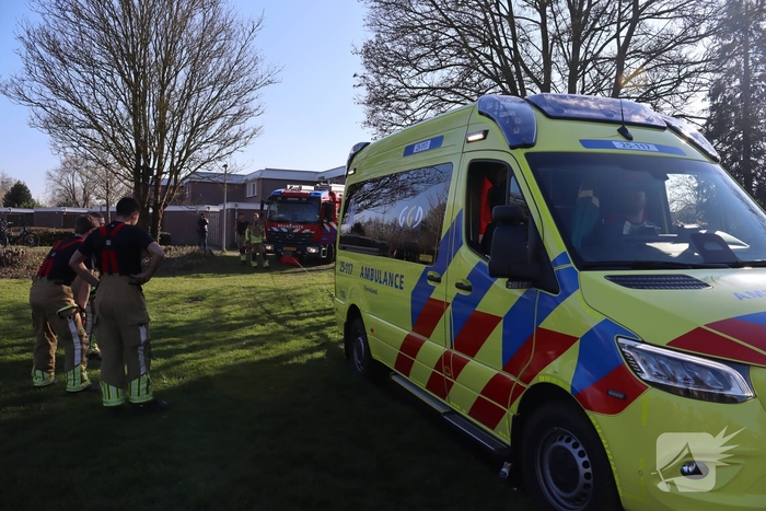 Ambulance vast in het gras, brandweer schiet te hulp