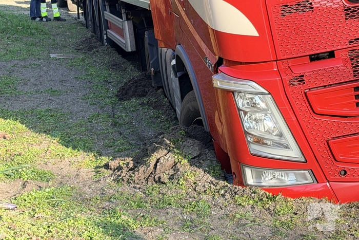Vrachtwagen kantelt bijna na vastrijden in berm