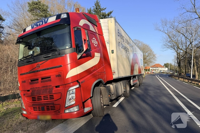 Vrachtwagen kantelt bijna na vastrijden in berm