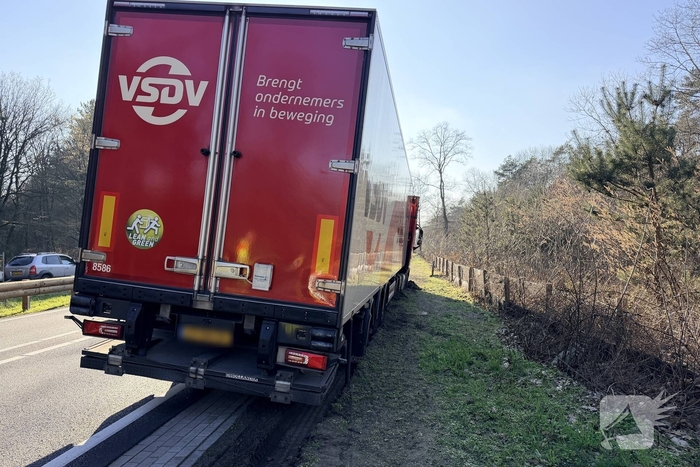 Vrachtwagen kantelt bijna na vastrijden in berm