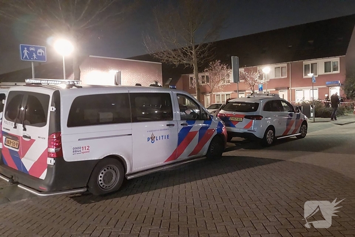 Mogelijke steekincident in woning op woonerf