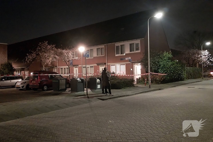 Mogelijke steekincident in woning op woonerf