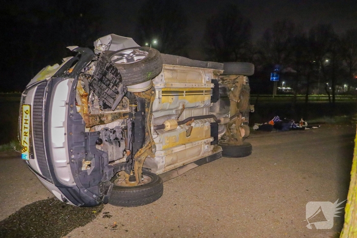 Bestelbus botst tegen boom, bestuurder gewond