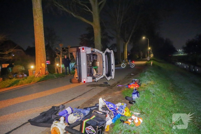 Bestelbus botst tegen boom, bestuurder gewond