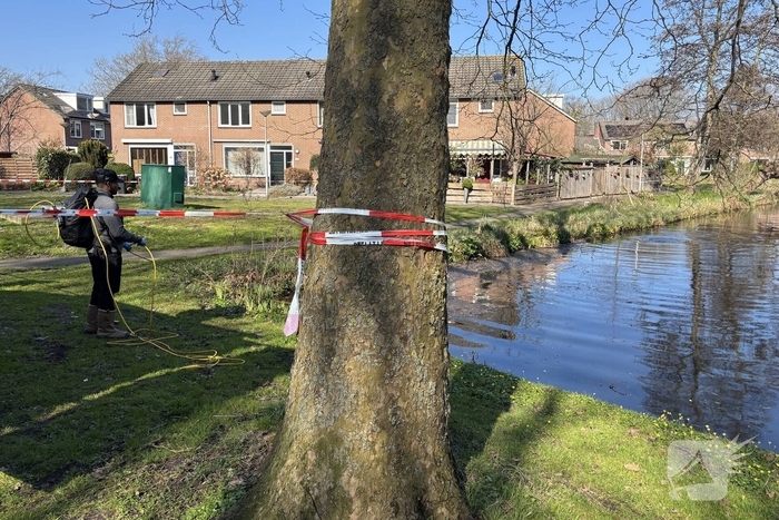 Duikers zoeken in sloot naar vuurwapen