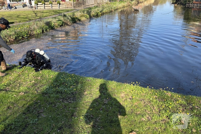 Duikers zoeken in sloot naar vuurwapen