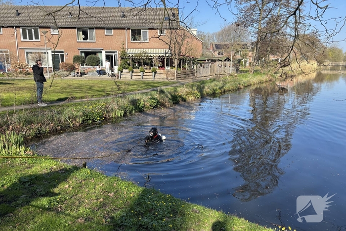Duikers zoeken in sloot naar vuurwapen