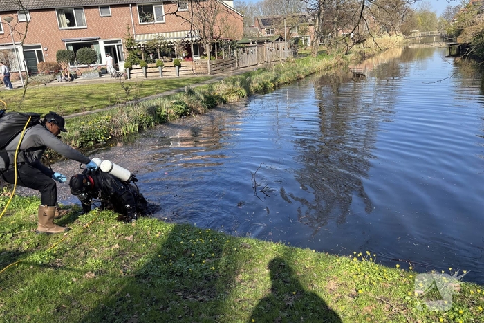 Duikers zoeken in sloot naar vuurwapen
