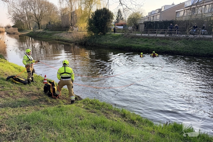 Brandweer zoekt persoon in water